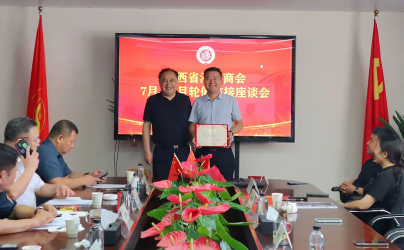 录用常务副会长李青龙为陕西省河南商会履行会长，并颁发证书.jpg